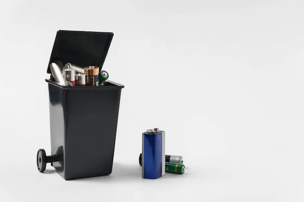 垃圾中的旧电池 生态循环利用概念 电池回收利用 环境保护 — 图库照片