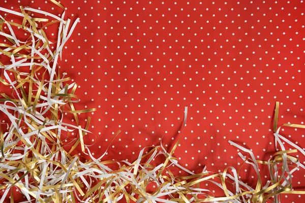 Fondo Rojo Con Pequeño Punto Blanco Con Oropel Navidad — Foto de Stock