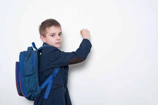 Colegial Con Mochila Escribe Pizarra Secundaria Fondo Blanco Espacio Copia —  Fotos de Stock