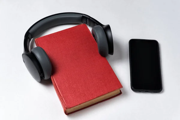 Boek Met Een Koptelefoon Naast Mobiele Telefoon Audioboeken Witte Achtergrond — Stockfoto