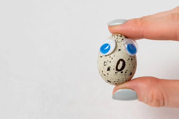 Жіночі Пальці Тримають Маленьке Пиляне Яйце Великими Очима Яйце Смішним — стокове фото
