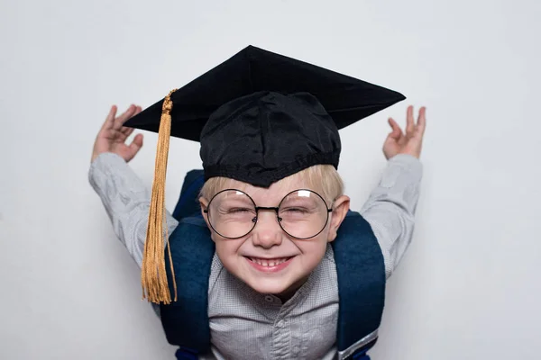 Carino Piccolo Ragazzo Biondo Sorridente Con Gli Occhiali Con Cappello — Foto Stock