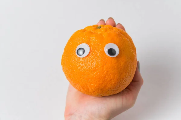 Essen Mit Lustigen Gesichtern Orange Mit Traurigen Augen Weibliche Hand — Stockfoto