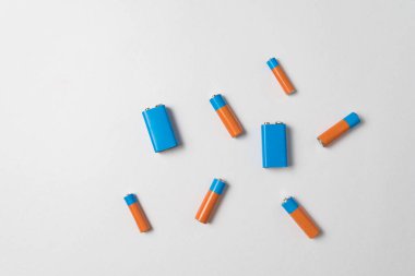 Beyaz arka planda genel AA ve PP3 bataryaları. Farklı pil türleri. Üst görünüm.