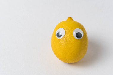 Beyaz arkaplanda gözleri olan taze limon. Komik Yüzlü Yemek