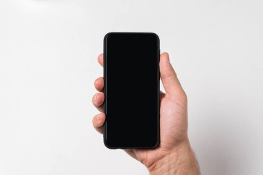 Beyaz arka planda erkek eli telefon. Metin için siyah boş ekran. Boşluğu kopyala.