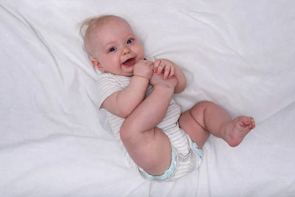 Feliz Bonito Meses Bebê Menina Com Cabelo Loiro Curto Deitado — Fotografia de Stock