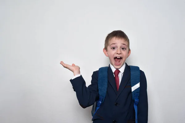 Lachende Jongen Schooluniform Witte Achtergrond Houdt Een Hand Een Kind — Stockfoto