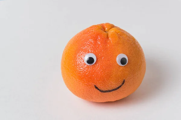 Orange Lächeln Auf Weißem Hintergrund Essen Mit Lustigen Gesichtern Kreative — Stockfoto