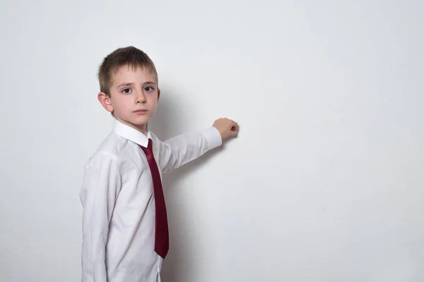 シャツを着て白い背景にネクタイをしている少年 子供教育の概念 スペースのコピー — ストック写真