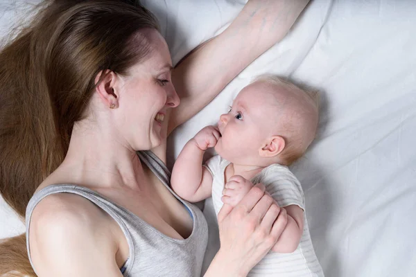 Bonne Mère Bébé Couchés Sur Lit Souriant Maternité Parentalité — Photo