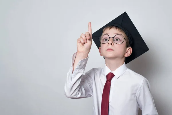 Smart Skolpojke Akademisk Hatt Lyfte Upp Pekfingret Examen Liten Elev — Stockfoto