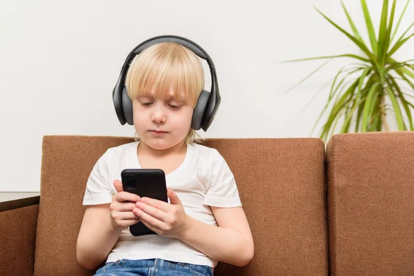 Хлопчик Навушниками Тримає Телефон Залежність Від Соціальних Мереж — стокове фото