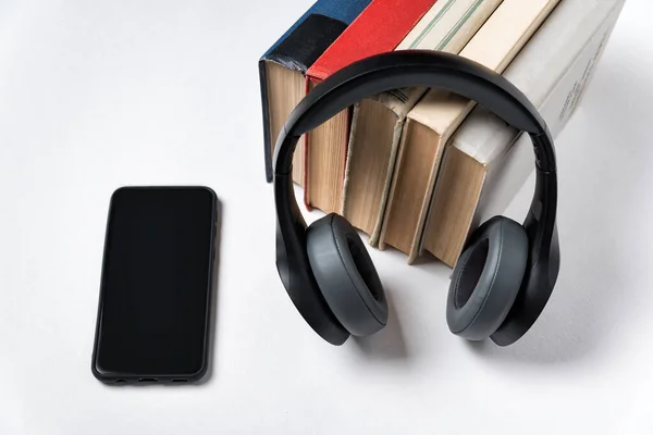 Några Böcker Hörlurar Och Smartphones Modern Inlärning Med Ljud Vit — Stockfoto