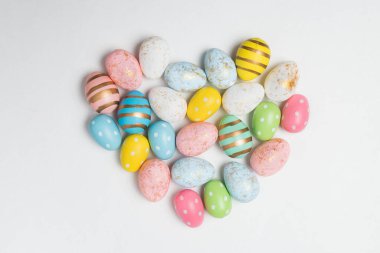 Kalp şeklinde renkli Paskalya yumurtaları. Üst Manzara, kapat. Mutlu Paskalyalar.