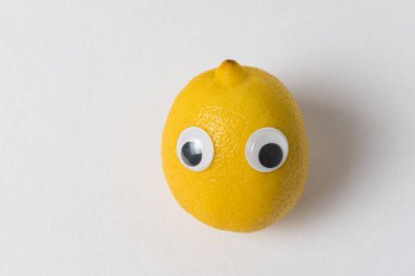 Beyaz arka planda gözleri olan taze limon. Komik Yüzlü Meyve