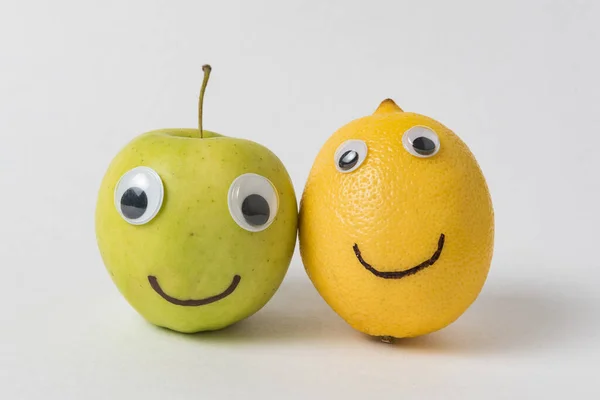 Manzana Limón Con Caras Divertidas Ojos Sonrisas Googly Concepto Verdadera — Foto de Stock