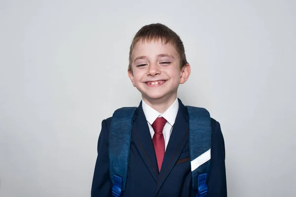 Усміхнений Хлопчик Шкільній Формі Білому Тлі Середня Школа Молодша Школа — стокове фото