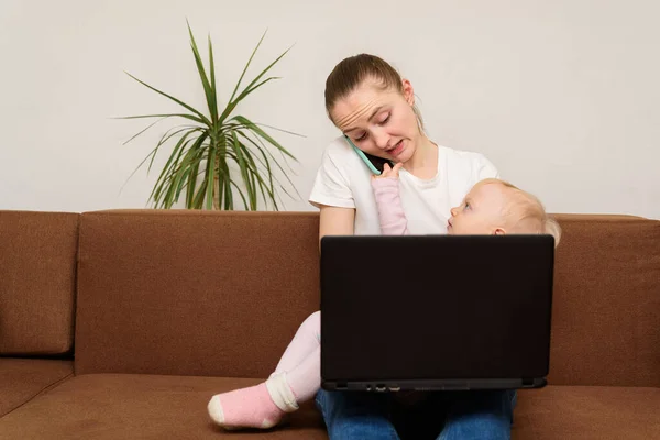 Jonge Moeder Zakenvrouw Vasthouden Van Een Baby Werken Praten Aan — Stockfoto