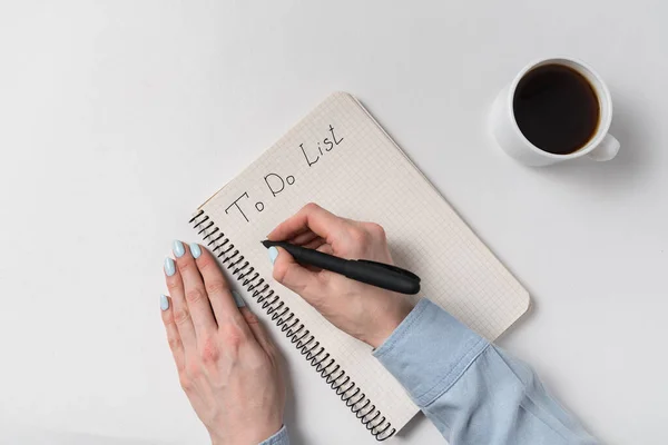 Tekst Het Kopieerboek Doen Vrouwelijke Handen Schrijven Notitieboekje Kladblok Kopje — Stockfoto