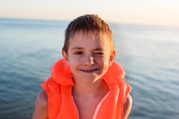 Lindo Chico Con Sonrisa Feliz Natación Inflable Contra Mar —  Fotos de Stock