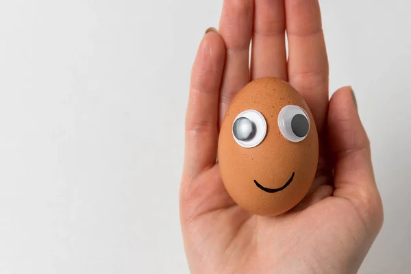 Huevo Con Ojos Grandes Sonrisa Mano Femenina Sosteniendo Huevo Sonriente — Foto de Stock