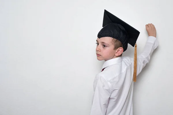 Cappello Studente Studente Scrive Sul Consiglio Spazio Copia Sfondo Bianco — Foto Stock