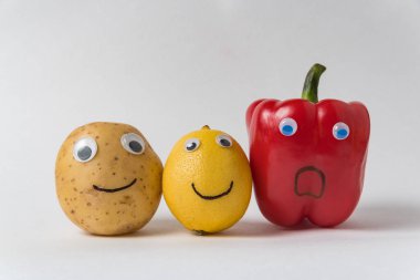 Patates, limon ve beyaz arka planda komik suratlı dolmalık biber. uluslararası arkadaşlık kavramı.