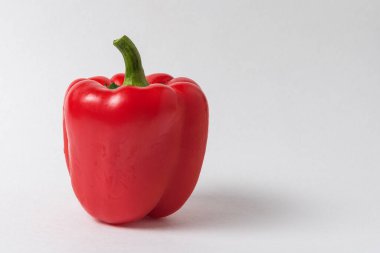 Beyaz arka planda tatlı dolmalık biber. Çiğ taze biber..