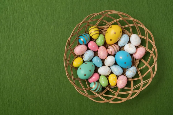 Красочные Праздничные Яйца Корзине Зеленом Фоне Пасхальные Яйца — стоковое фото
