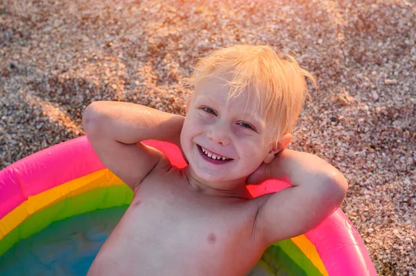 Garçon Aux Cheveux Blonds Passionnant Dans Une Piscine Gonflable Lumineuse — Photo