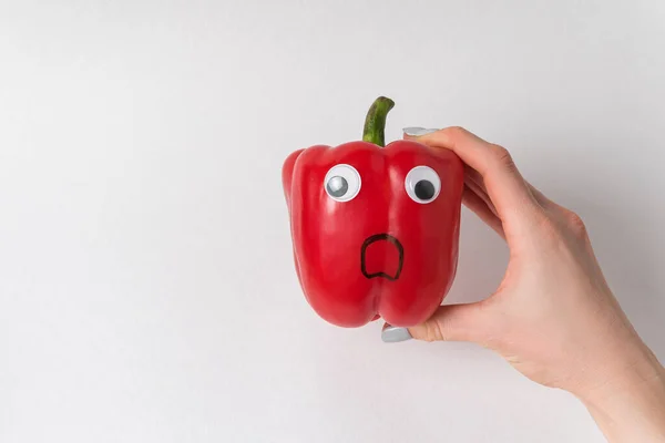 Hand Håller Röd Klocka Paprika Med Googly Ögon Och Skrämde — Stockfoto