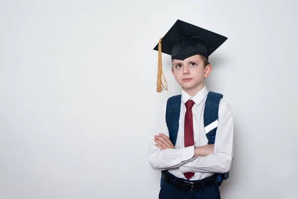 Zadurzony Uczeń Studenckim Kapeluszu Skrzyżowaniu Ramion Koncepcja Edukacji Dzieci Białe — Zdjęcie stockowe