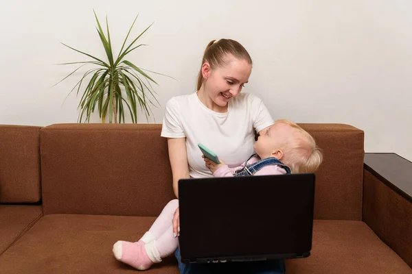 Joven Madre Sosteniendo Bebé Portátil Trabajo Remoto Con Niño — Foto de Stock