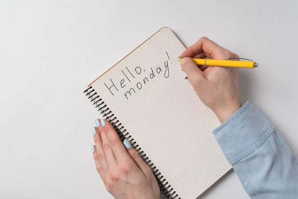 Ciao Lunedì Testo Copybook Mani Femminili Annotano Blocco Note Fondo — Foto Stock