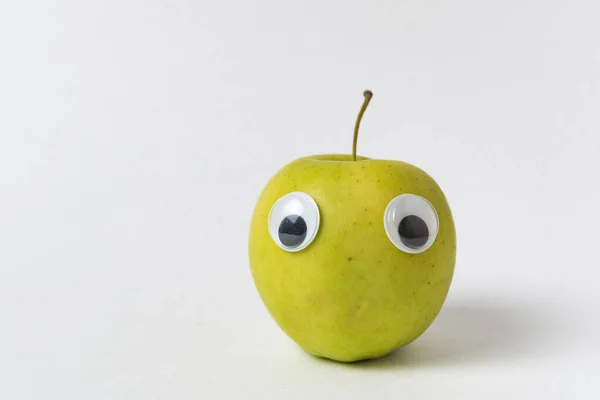 Cute Apple Zabawną Twarzą Białym Tle Zielone Jabłko Google Oczy — Zdjęcie stockowe