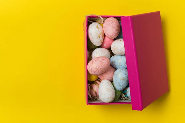Полуоткрытая Подарочная Коробка Праздничными Яйцами Желтом Фоне Пасхальные Яйца — стоковое фото