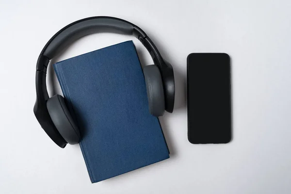 Słuchawki Smartfonem Twardą Książką Stole Posłuchaj Koncepcji Książki Skopiuj Widok — Zdjęcie stockowe