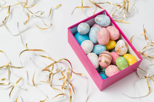 Подарочная Коробка Красочными Пасхальными Яйцами Белый Праздничный Фон Вид Сверху — стоковое фото