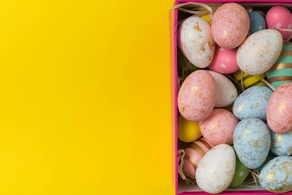 Крупный План Красочные Пасхальные Яйца Коробке Желтом Фоне Вид Сверху — стоковое фото