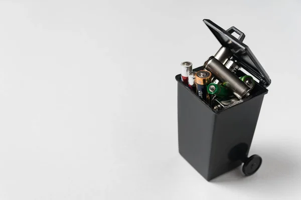垃圾中的手指式电池 生态循环利用概念 适当处置电池和蓄电池 — 图库照片