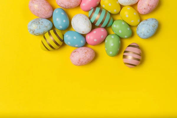 Многие Разноцветные Праздничные Яйца Желтом Фоне Верхний Вид Красочных Пасхальных — стоковое фото
