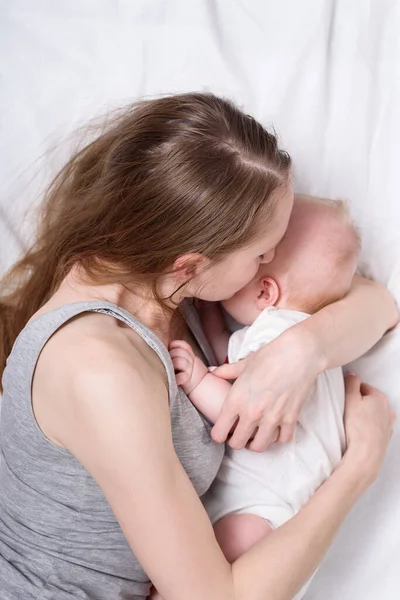 Μητέρα Αγκαλιάζει Μωρό Μαμά Χαριτωμένο Νεογέννητο Ξαπλωμένο Στο Κρεβάτι Μητρότητα — Φωτογραφία Αρχείου