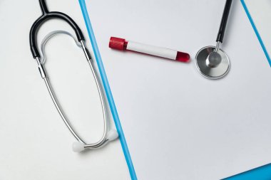 Stetoskop ve kan testi tüpü. Tıbbi muayene ve analiz.