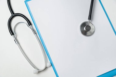 Stetoskop ve boş kağıt. Uzayı kopyala Model yap. Doktor randevusu