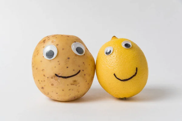 Patatas Crudas Limón Con Ojos Googly Sonrisa Sobre Fondo Blanco — Foto de Stock