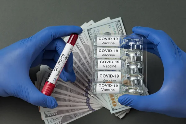 Covid 19からワクチンを保持したラテックス手袋の手と血液とチューブをテストします 価格2019 Ncov分析 — ストック写真