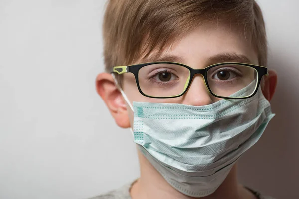 Cara Crianças Com Óculos Máscara Protetora Descartável Menino Usando Máscara — Fotografia de Stock