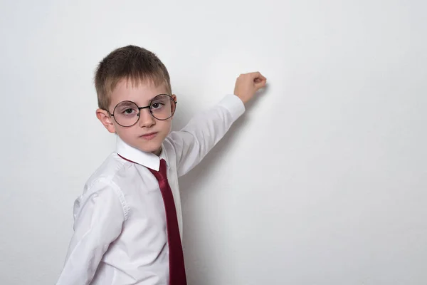 Slimme Jongen Met Bril Schooluniform Die Aan Boord Schrijft Middelbare — Stockfoto