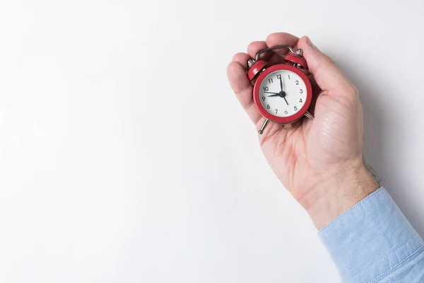 Reloj Despertador Mecánico Rojo Manos Masculinas Sobre Fondo Blanco Concepto — Foto de Stock